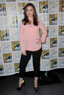 Hayley Atwell feet photo thumbnail