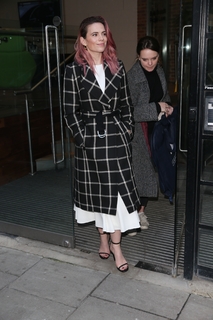 Hayley Atwell feet photo thumbnail