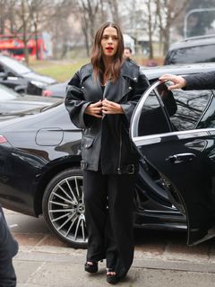 Hayley Atwell feet photo thumbnail