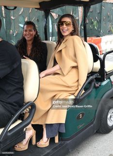 Hayley Atwell feet photo thumbnail