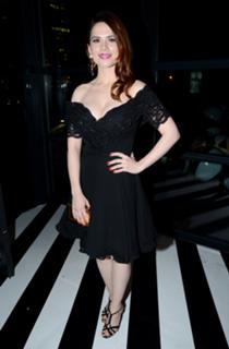 Hayley Atwell feet photo thumbnail