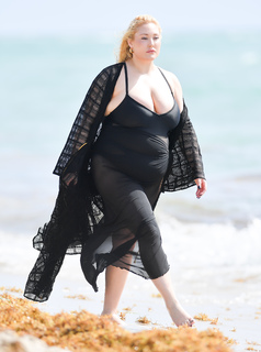 Hayley Hasselhoff feet photo 6