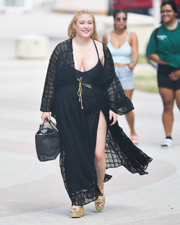 Hayley Hasselhoff feet photo 5