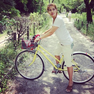 Hayley Kiyoko feet photo thumbnail