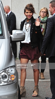 Hayley Kiyoko feet photo thumbnail