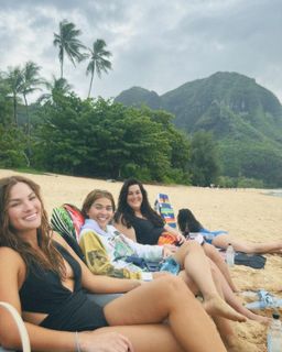 Hayley Kiyoko feet photo thumbnail