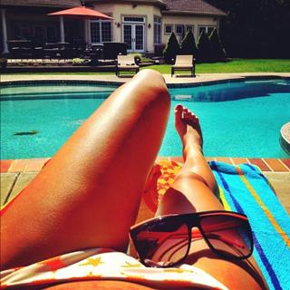 Hayley Orrantia feet photo thumbnail