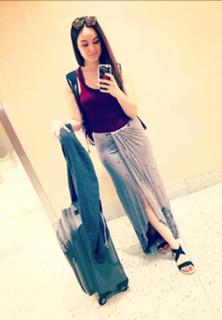 Hayley Orrantia feet photo thumbnail