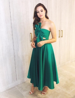 Hayley Orrantia feet photo thumbnail