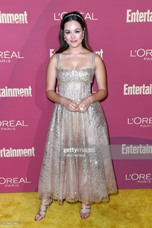 Hayley Orrantia feet photo thumbnail
