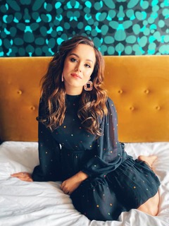 Hayley Orrantia feet photo thumbnail