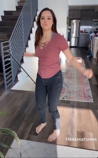 Hayley Orrantia feet photo thumbnail