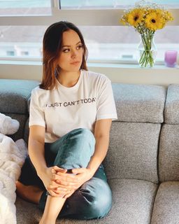 Hayley Orrantia feet photo thumbnail