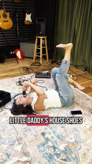 Hayley Orrantia feet photo thumbnail