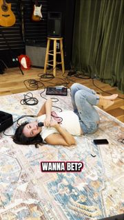 Hayley Orrantia feet photo thumbnail