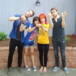 Hayley Williams feet photo thumbnail