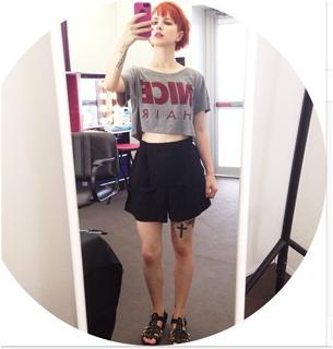 Hayley Williams feet photo thumbnail