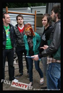 Hayley Williams feet photo thumbnail
