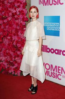 Hayley Williams feet photo thumbnail