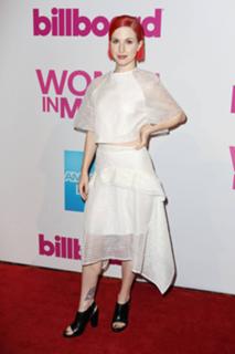 Hayley Williams feet photo thumbnail