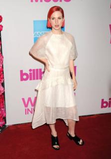 Hayley Williams feet photo thumbnail
