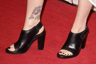 Hayley Williams feet photo thumbnail