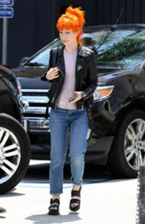 Hayley Williams feet photo thumbnail