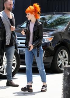 Hayley Williams feet photo thumbnail