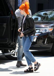 Hayley Williams feet photo thumbnail