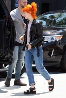 Hayley Williams feet photo thumbnail