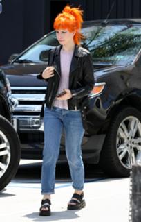 Hayley Williams feet photo thumbnail