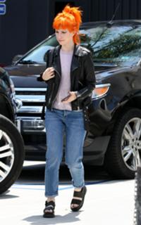 Hayley Williams feet photo thumbnail