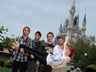Hayley Williams feet photo thumbnail