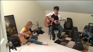 Hayley Williams feet photo thumbnail