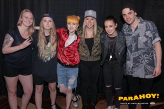 Hayley Williams feet photo thumbnail