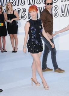 Hayley Williams feet photo thumbnail