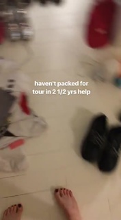 Hayley Williams feet photo thumbnail