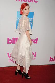 Hayley Williams feet photo thumbnail