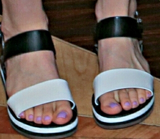 Hayley Williams feet photo thumbnail