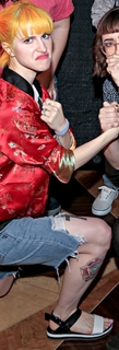 Hayley Williams feet photo thumbnail
