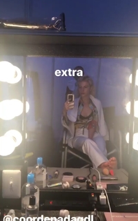 Hayley Williams feet photo thumbnail