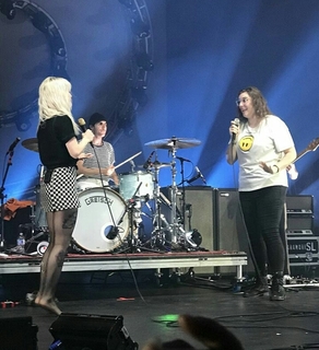 Hayley Williams feet photo thumbnail