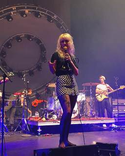 Hayley Williams feet photo thumbnail