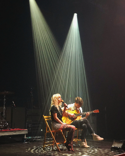 Hayley Williams feet photo thumbnail