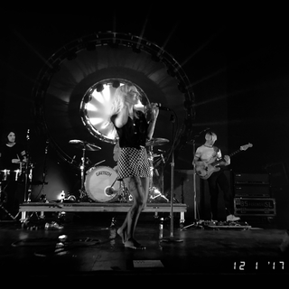 Hayley Williams feet photo thumbnail