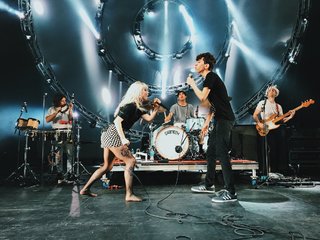 Hayley Williams feet photo thumbnail