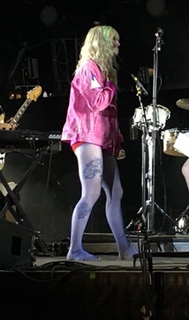 Hayley Williams feet photo thumbnail