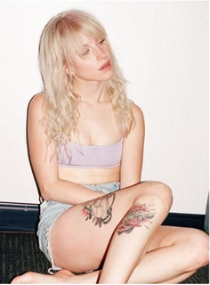 Hayley Williams feet photo thumbnail