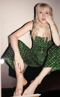 Hayley Williams feet photo thumbnail