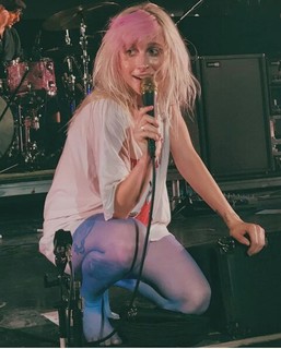 Hayley Williams feet photo thumbnail